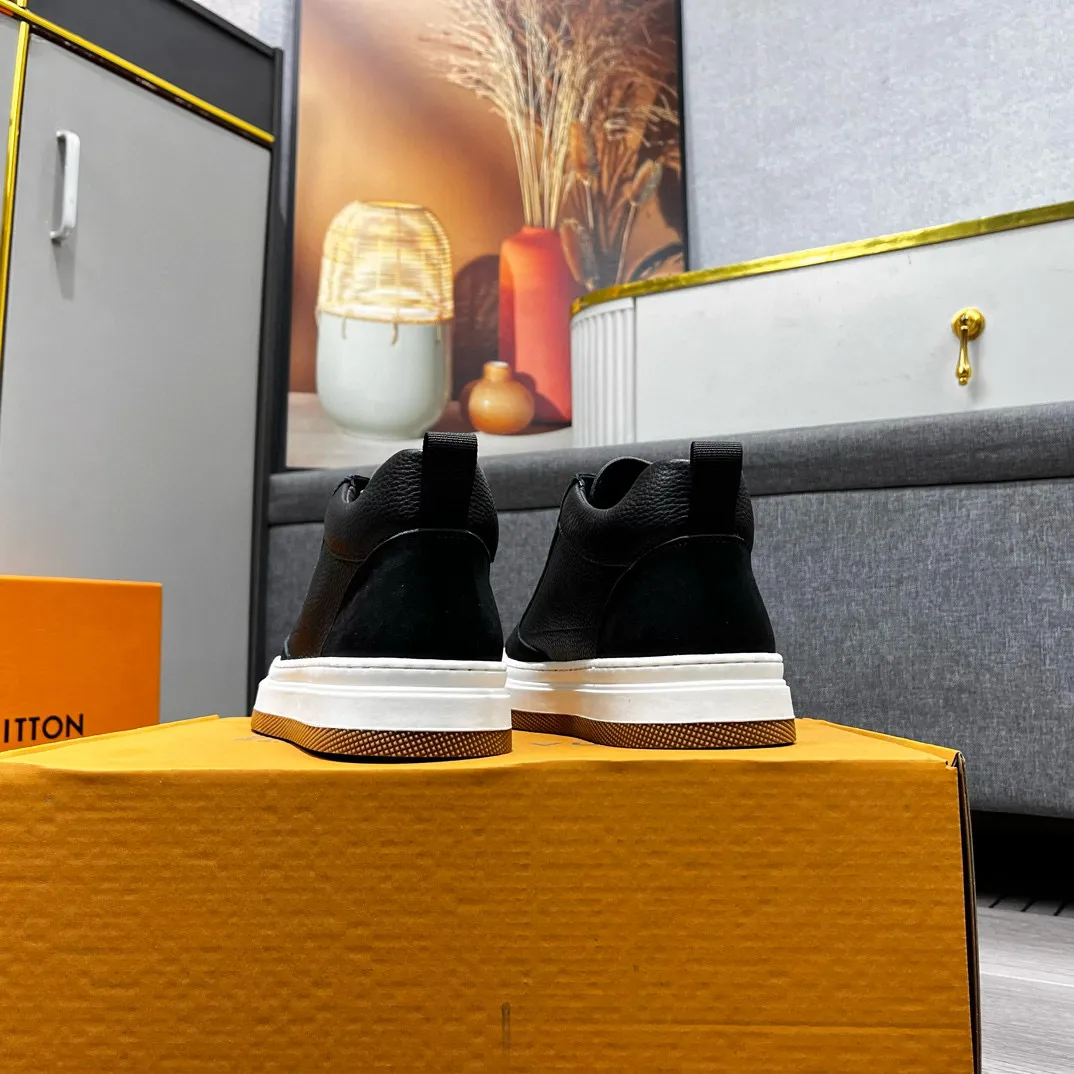 Factory price: 460💰LV's new casual high-top men's shoes👉 👉 Fashionable and versatile, 💞 Simple and elegant style, 🔊 The fabric is made of imported cowhide, ☑️breathable mesh lining, original wear-resistant rubber outsole, exclusive new style, taken in kind, five colors available, code number: 38-44, (45 can be customized)